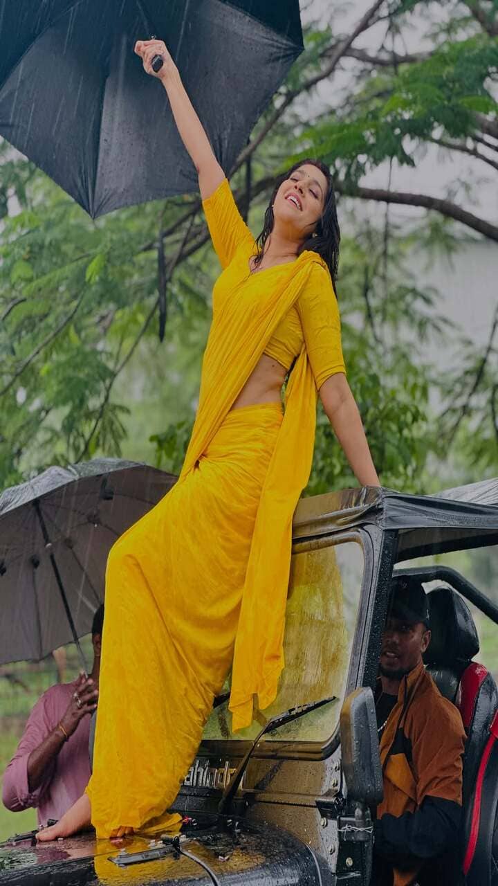 తడిచిన చీరలో రష్మీ అందాల విందు..  